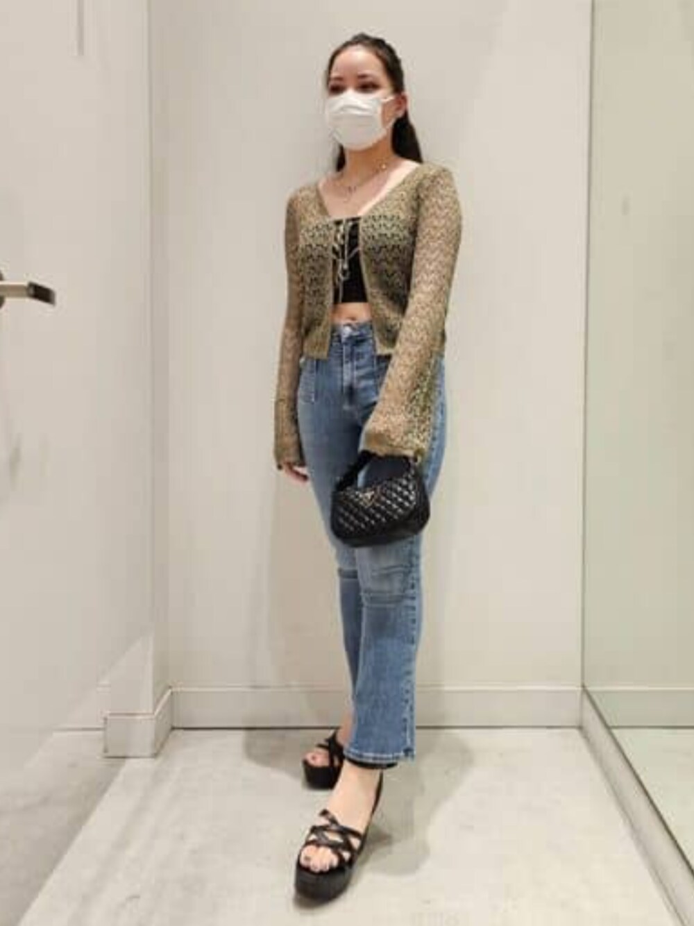 「guess、シースルートップス、デニムパンツ」｜「GuessのRIANEE Mini Hobo クロスボディバッグ ホーボー レディース（ショルダーバッグ、ブラック系）」を使った、GUESS JAPANさん（レディース・154cm）の春コーディネートの1枚目の写真