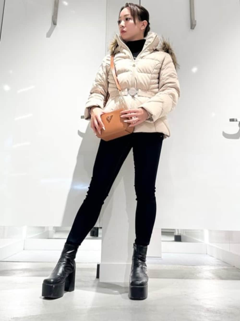 「GUESS、guess、ダウンジャケット、ダウン、ダウンコーデ、カジュアル、カジュアルコーデ、大人カジュアル、冬コーデ、冬、冬アウター」｜「GuessのNOELLE Crossbody Camera（ショルダーバッグ、ブラウン系）」を使った、GUESS JAPANさん（レディース・161cm）の春コーディネートの1枚目の写真
