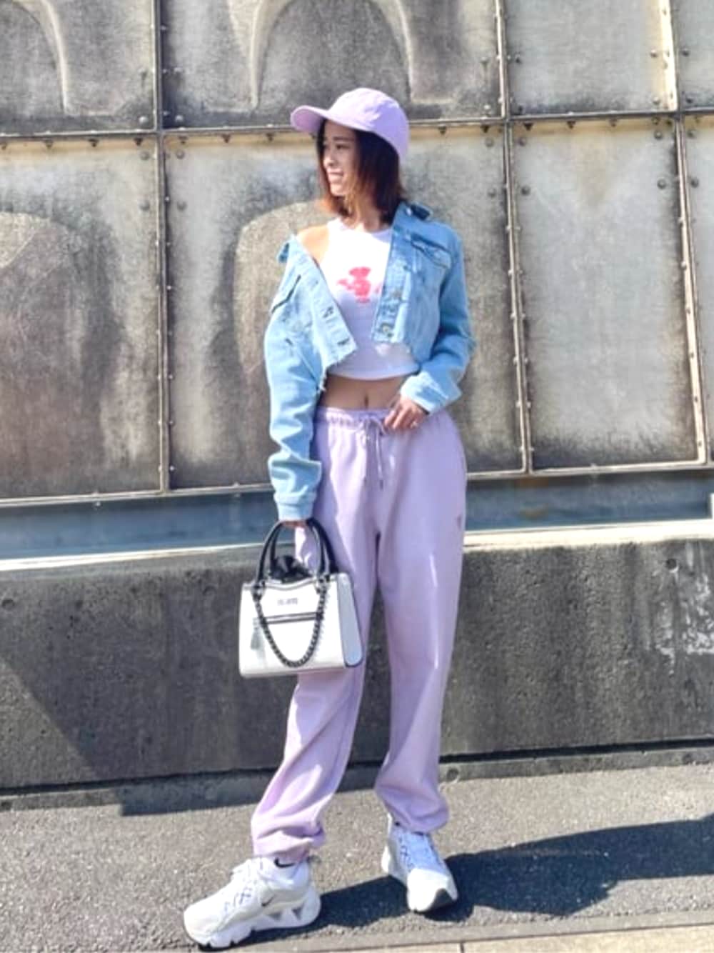「guess、春コーデ、スポーツミックス」｜「GuessのGUESS Originals Classic Logo Joggers（スウェットパンツ、パープル系）」を使った、GUESS JAPANさん（レディース・163cm）の春コーディネートの1枚目の写真