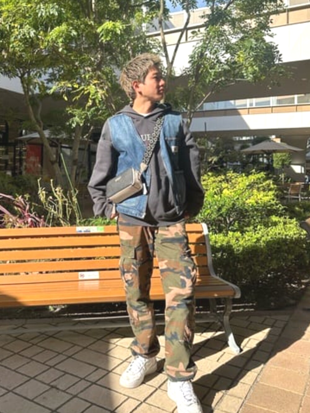 「GUESS、春コーデ、メンズファッション」｜「GuessのGUESS Originals Baker Logo Hoodie（パーカー、ブラック系）」を使った、GUESS JAPANさん（メンズ・174cm）の春コーディネートの1枚目の写真