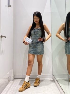 「Guess（ゲス）のアイテム（ジャンパースカート）」を使った、GUESS JAPANさん（レディース・163cm）の春コーディネート