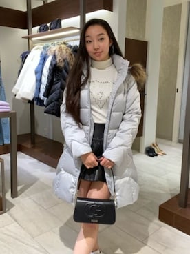 「ロゴニット」｜「アイテム（ダウンジャケット/コート）」を使った、GUESS JAPANさん（レディース・162cm）の冬コーディネート