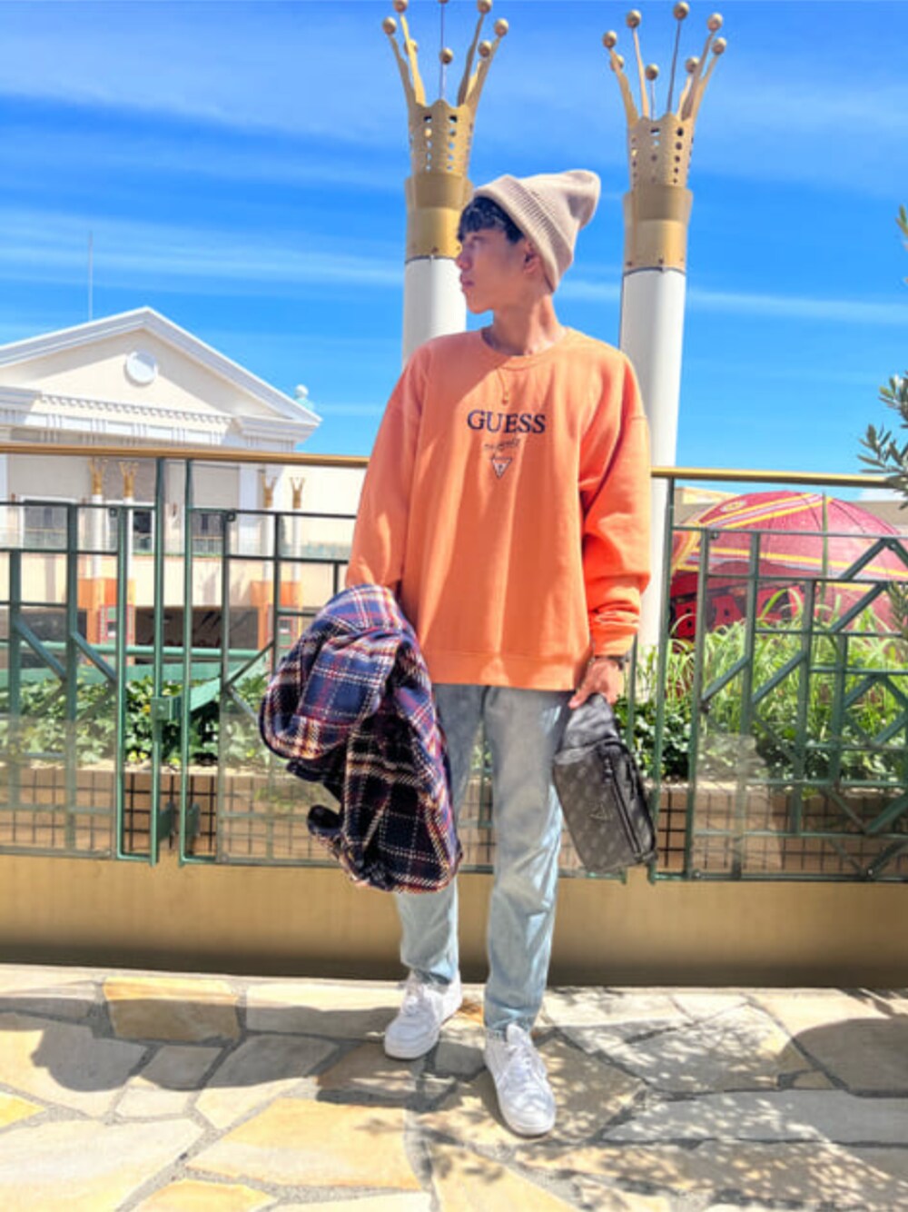 「トレーナー、ロゴスウェット、デニム、カジュアル、ストリート、guess」｜「GuessのGUESS Originals Branson Logo Beanie（ニットキャップ/ビーニー、ベージュ系）」を使った、GUESS JAPANさん（メンズ・174cm）の秋コーディネートの1枚目の写真
