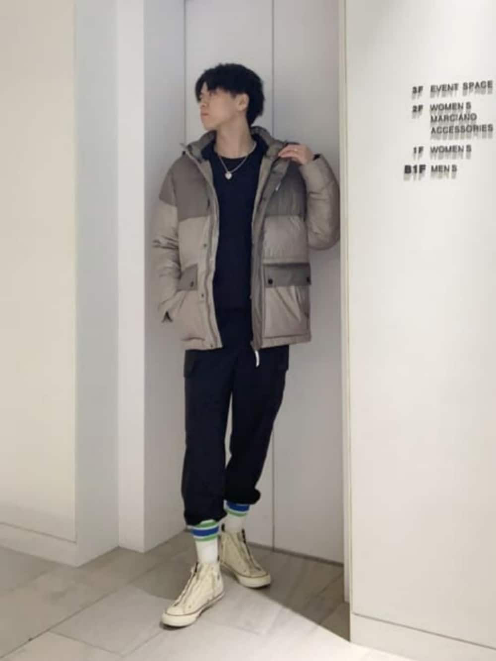 「ストリートコーデ、ハイソックス、スポーツミックスコーデ、guess」｜「GuessのBack Line Logo Stretch Sweatshirt（スウェット、ブラック系）」を使った、GUESS JAPANさん（メンズ・178cm）の秋コーディネートの1枚目の写真