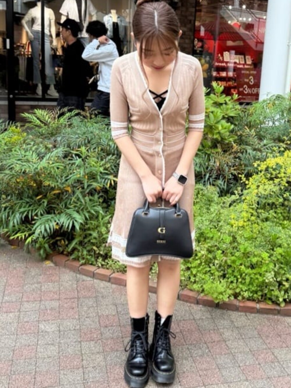 「guess、GUESS、夏コーデ、夏、ワンピース、ワンピースコーデ、スタイルアップ、ウエストマーク、ウエストマークワンピース、サッチェルバッグ、バッグ、大人フェミニン」｜「GuessのKUBA Small Satchel ハンドバッグ サッチェル（ハンドバッグ、ブラック系）」を使った、GUESS JAPANさん（レディース・157cm）の春コーディネートの1枚目の写真