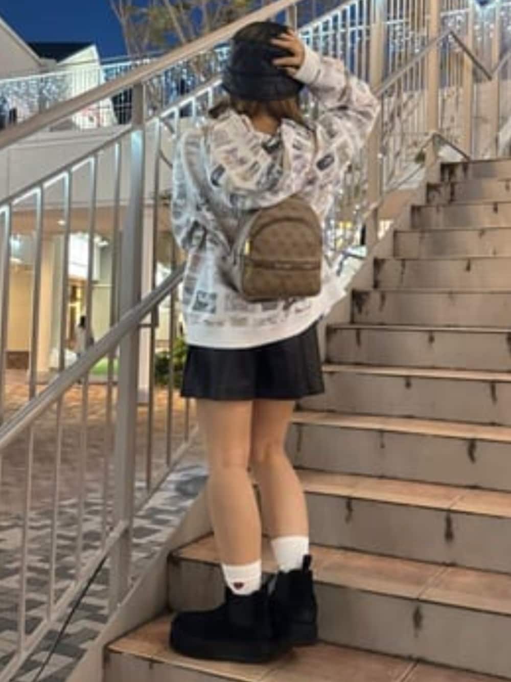 「guess、GUESS、柄パーカー、パーカー、パーカーコーデ、フーディー、オーバーサイズ、オーバーサイズパーカー、カジュアルコーデ」｜「GuessのMANHATTAN Backpack（バックパック/リュック、ベージュ系）」を使った、GUESS JAPANさん（レディース・156cm）の冬コーディネートの1枚目の写真