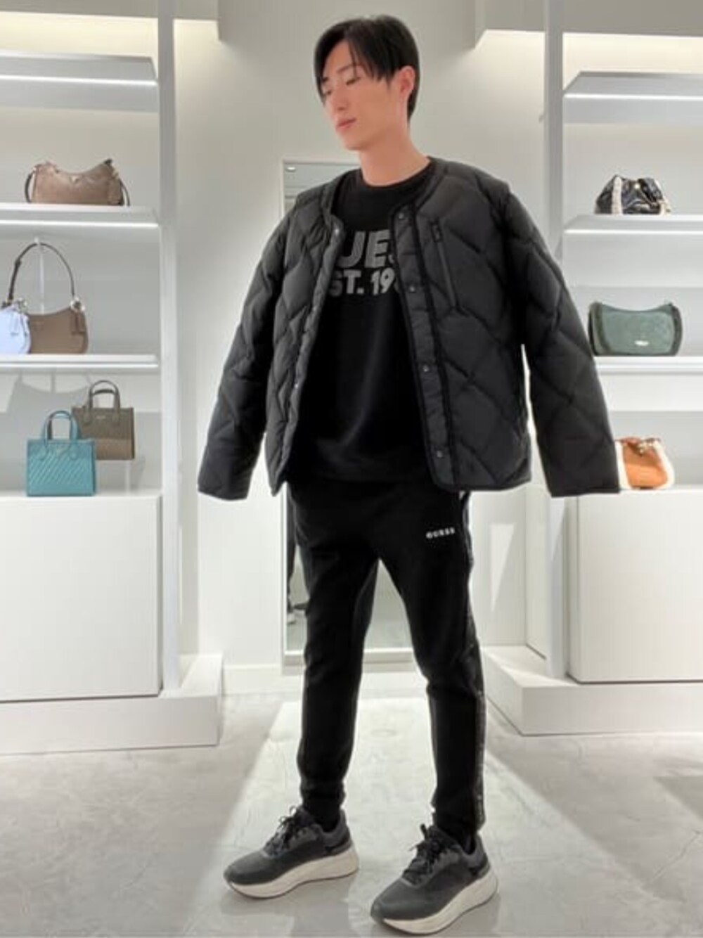 「guess、GUESS、ロゴスウェット」｜「GuessのBEAU Cn Sweatshirt（スウェット、ブラック系）」を使った、GUESS JAPANさん（メンズ・175cm）の冬コーディネートの1枚目の写真