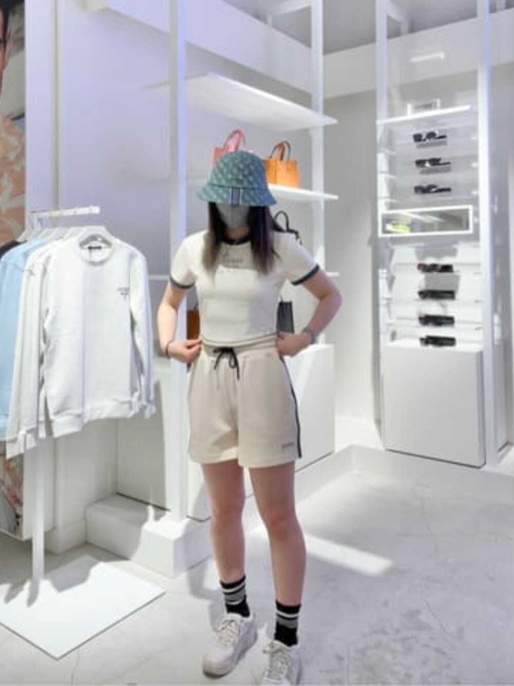 「バケットハット、デニム、スニーカー、春夏コーデ、ショートパンツ、淡色コーデ、リラックススタイル、セットアップ、韓国ファッション、guess」｜「GuessのStrave Rain Hat（ハット、ブルー系）」を使った、GUESS JAPANさん（レディース・162cm）の春コーディネートの1枚目の写真