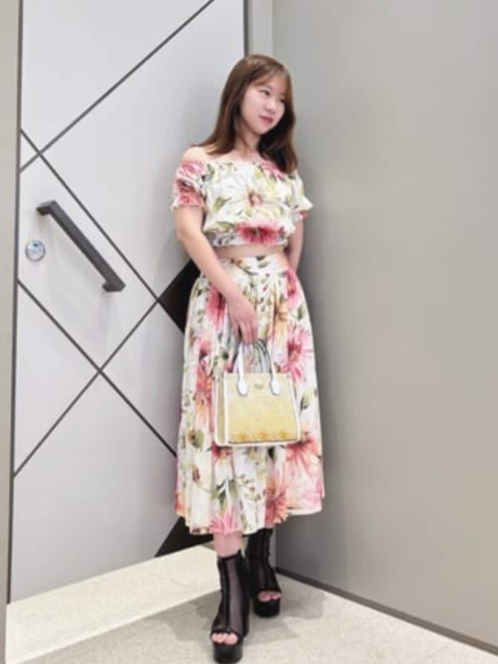 その他のスカート、その他のシャツ/ブラウス、ホワイト系のショルダーバッグを着用したレディースの夏コーディネートの1枚目の写真