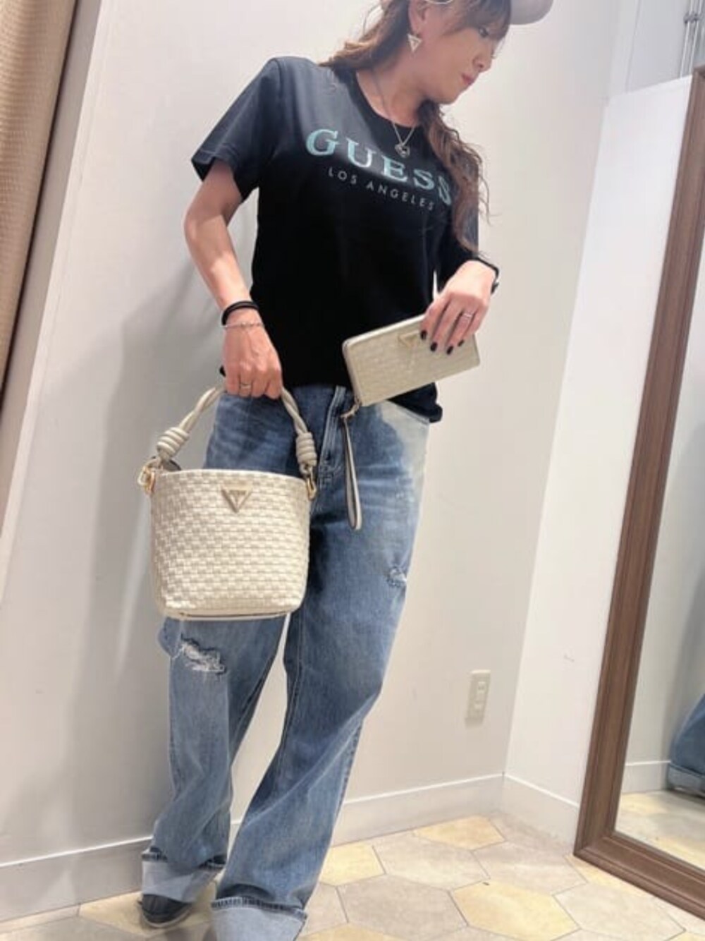 「guess、ロゴT、カジュアルコーデ、ワイドデニム」｜「GuessのL-Tone Relief Discharge Painting Wide Denim Pants（デニムパンツ、ブルー系）」を使った、GUESS JAPANさん（レディース・159cm）の春コーディネートの1枚目の写真