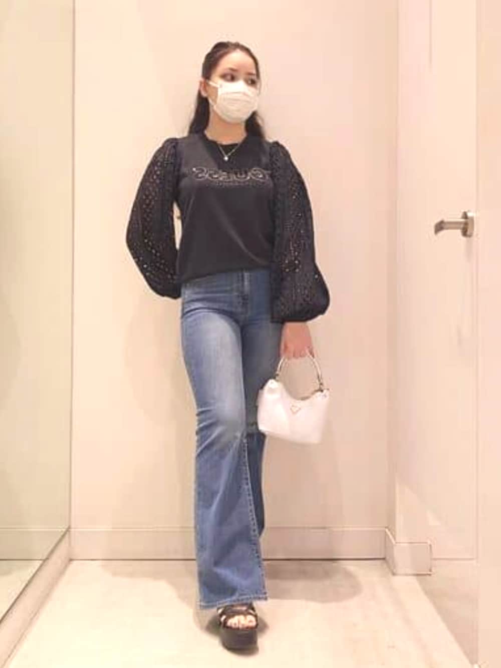 「GUESS、春コーデ、デニム」｜「GuessのCN Sangallo Slv Sweatshirt トップス スウェット レディース（スウェット、ブラック系）」を使った、GUESS JAPANさん（レディース・154cm）の春コーディネートの1枚目の写真