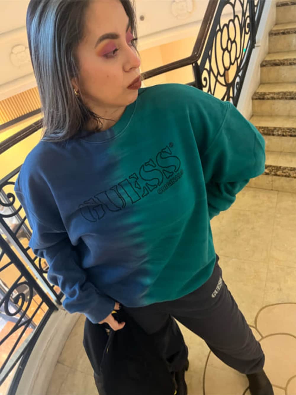 「バットマン、ロゴスウェット、スタジャン、スウェット、ストリート、guess」｜「GuessのGUESS Originals x Batman Patched Varsity Jacket（スタジャン、ブラック系）」を使った、GUESS JAPANさん（レディース・153cm）の秋コーディネートの1枚目の写真