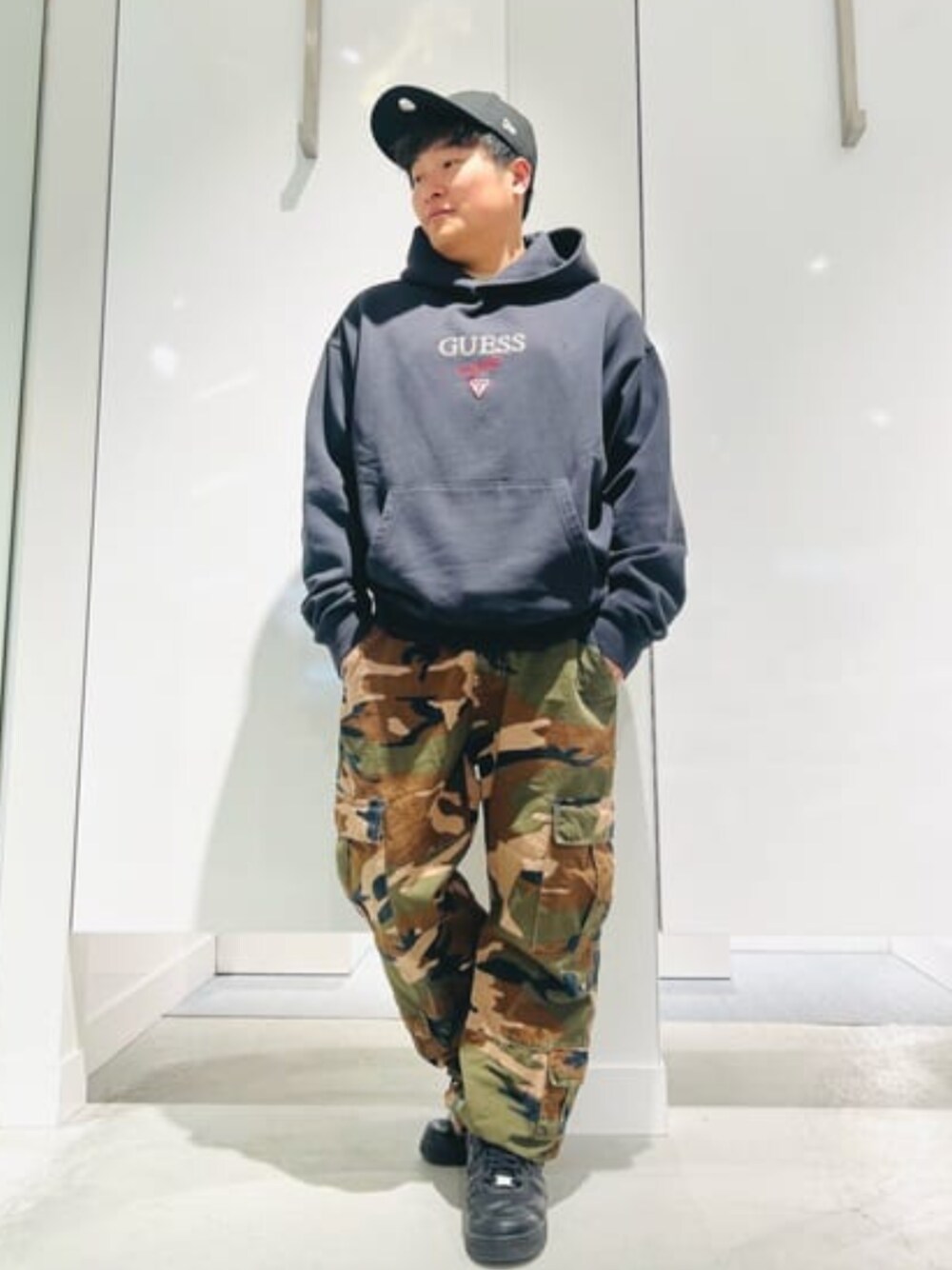 「guess、GUESS Originals、ストリートコーデ」｜「GuessのGUESS Originals Baker Logo Hoodie（パーカー、ブラック系）」を使った、GUESS JAPANさん（メンズ・163cm）の春コーディネートの1枚目の写真