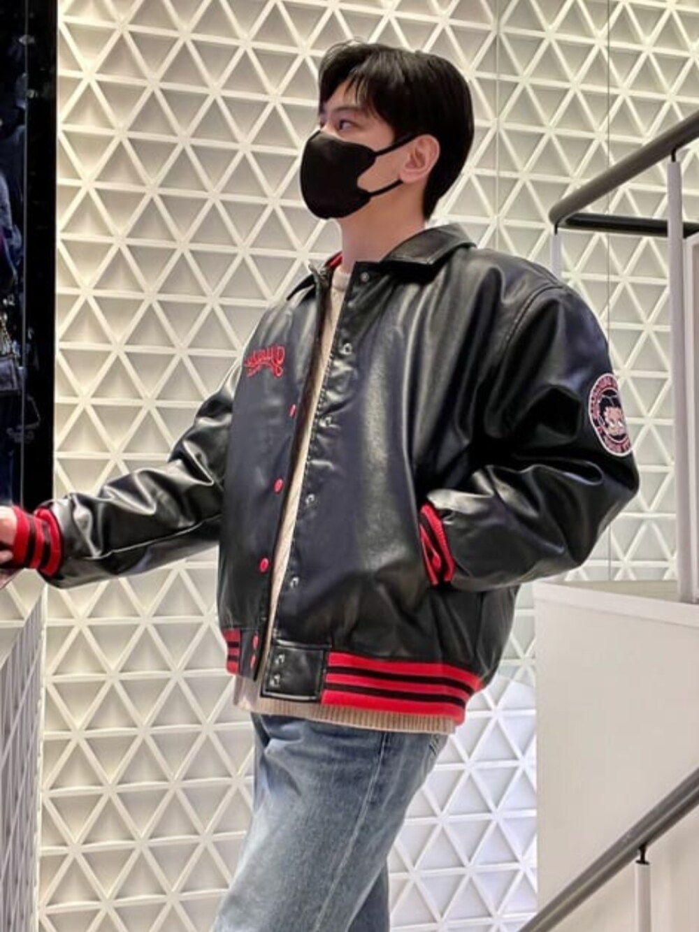「BETTY BOOP、ベティーちゃん、スタジャン、赤×黒、レトロ、guess」｜「GuessのTone Regular Tapered Denim Pants（デニムパンツ、ブルー系）」を使った、GUESS JAPANさん（メンズ・173cm）の冬コーディネートの1枚目の写真