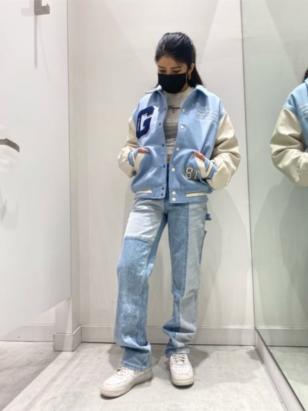 「春服デビュー宣言、デニム、スタジャン、春コーデ、春アウター、春服みてみて、guess」｜「GuessのGUESS Originals Letterman Jacket（スタジャン、ブルー系）」を使った、GUESS JAPANさん（レディース・163cm）の春コーディネートの1枚目の写真