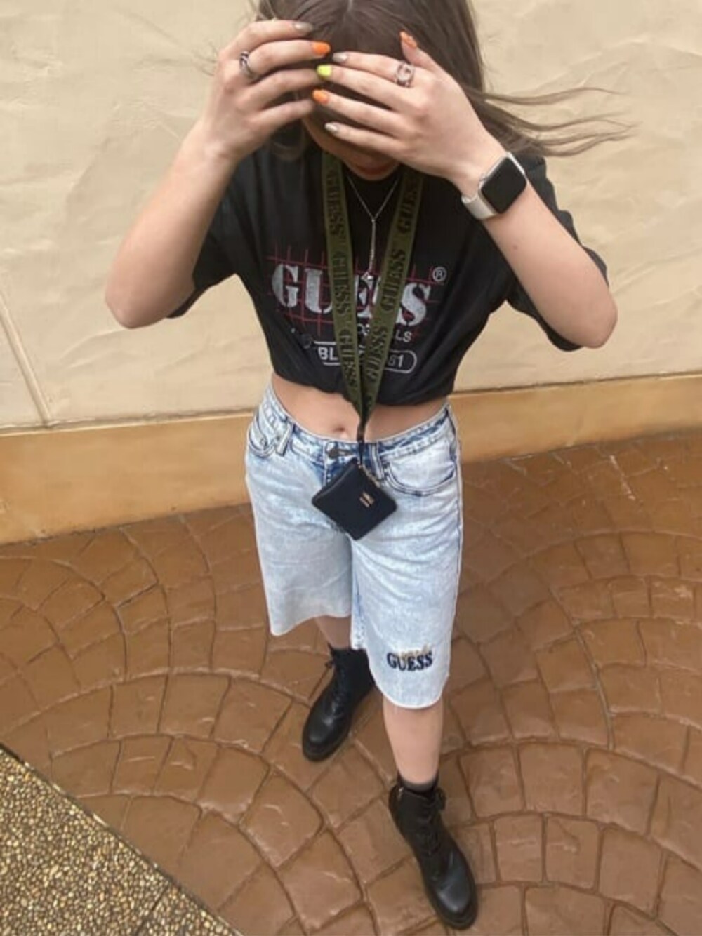 ブルー系のデニムパンツ、ブラック系のTシャツ/カットソー、グリーン系のキーケース/キーアクセサリーを着用したレディースの夏コーディネートの1枚目の写真