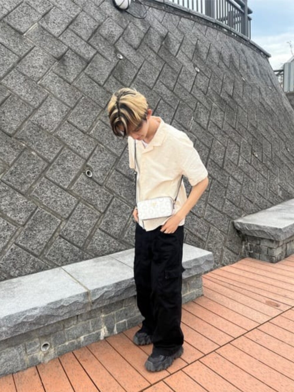 ブラック系のカーゴパンツ、ホワイト系のシャツ/ブラウス、ホワイト系のショルダーバッグを着用したメンズの夏コーディネートの1枚目の写真