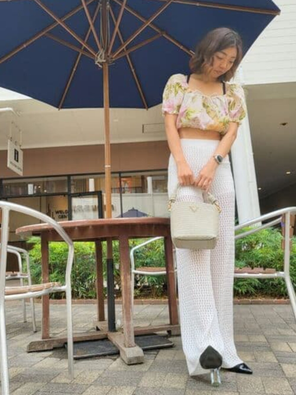 「GUESS、オトナ女子、大人女子、カジュアル、大人カジュアル、きれいめカジュアル、夏コーデ、オトナカジュアル、夏ファッション、ボタニカル柄」｜「GuessのYasmina Wide Leg Sweater Pants（その他パンツ、ホワイト系）」を使った、GUESS JAPANさん（レディース・170cm）の夏コーディネートの1枚目の写真