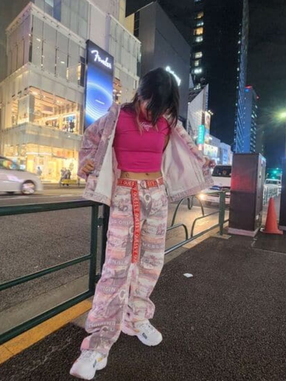 ピンク系のTシャツ/カットソー、ピンク系のデニムジャケット、ピンク系のその他パンツを着用したレディースの冬コーディネートの1枚目の写真