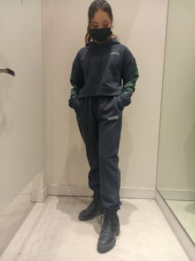 「Guess（ゲス）のアイテム（スウェットパンツ）」を使った、GUESS JAPANさん（レディース・154cm）の冬コーディネート