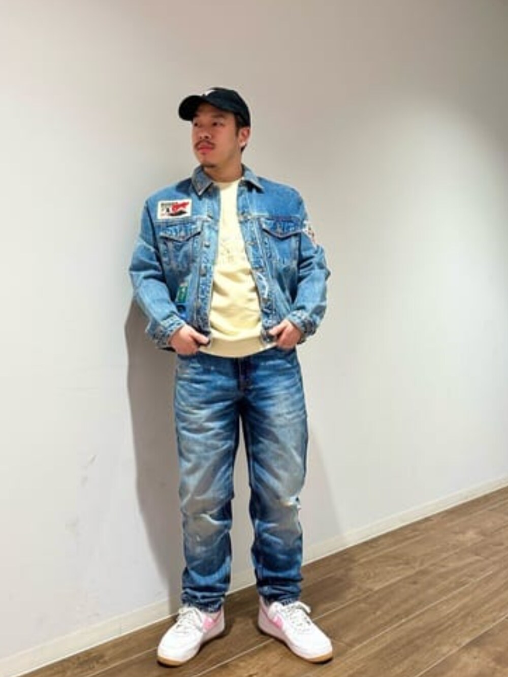 「guess、GUESS Originals、コラボ、デニムジャケット」｜「GuessのGUESS Originals x MARKET Collection Trucker Jacket（デニムジャケット、ブルー系）」を使った、GUESS JAPANさん（メンズ・167cm）の冬コーディネートの1枚目の写真