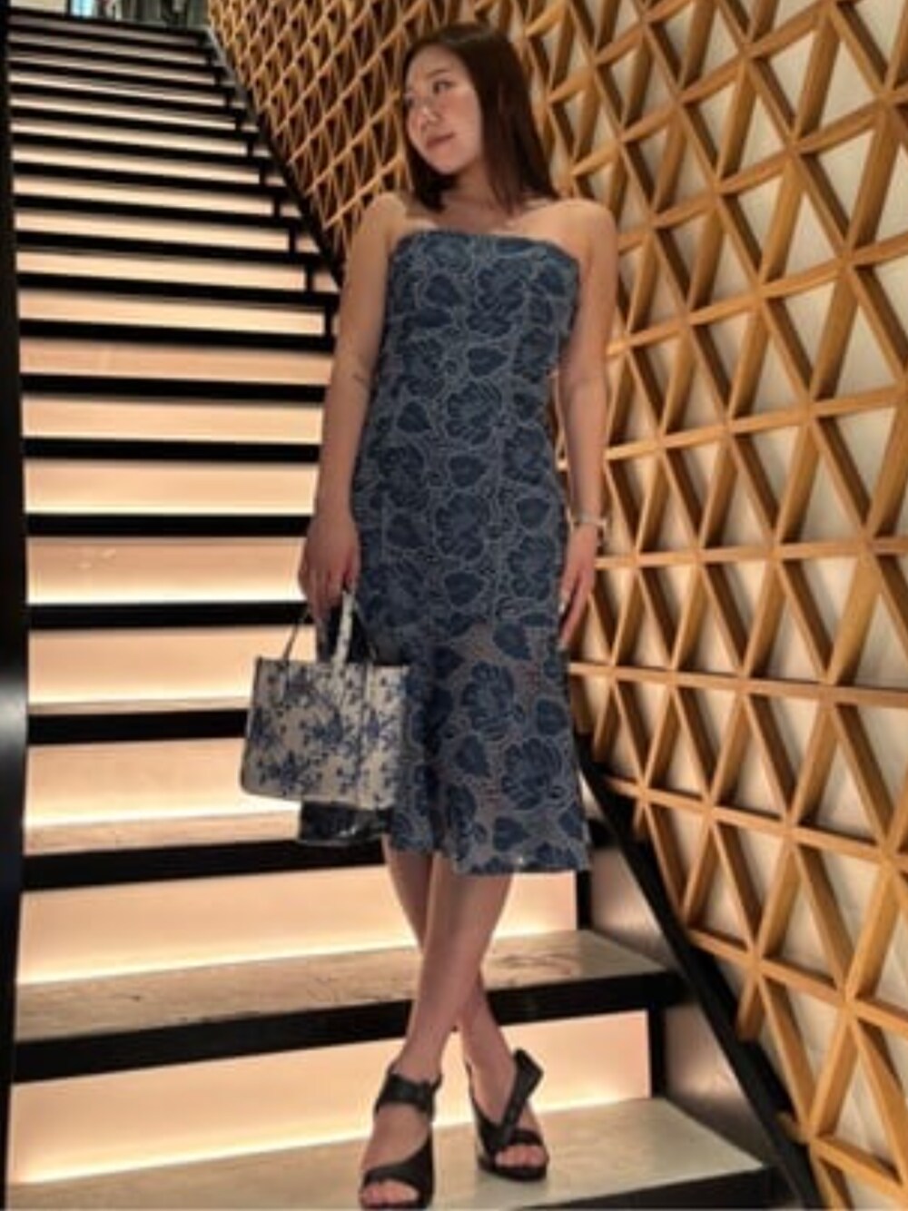 「guess、GUESS、ワンピース、ワンピーススタイル、ドレス、デニム、デニムワンピース、キレイめ、きれいめ、春コーデ、春、春夏コーデ、夏コーデ、夏」｜「GuessのSILVANA 2 Compartment Mini Tote ショルダーバッグ（ショルダーバッグ、ホワイト系）」を使った、GUESS JAPANさん（レディース・155cm）の春コーディネートの1枚目の写真