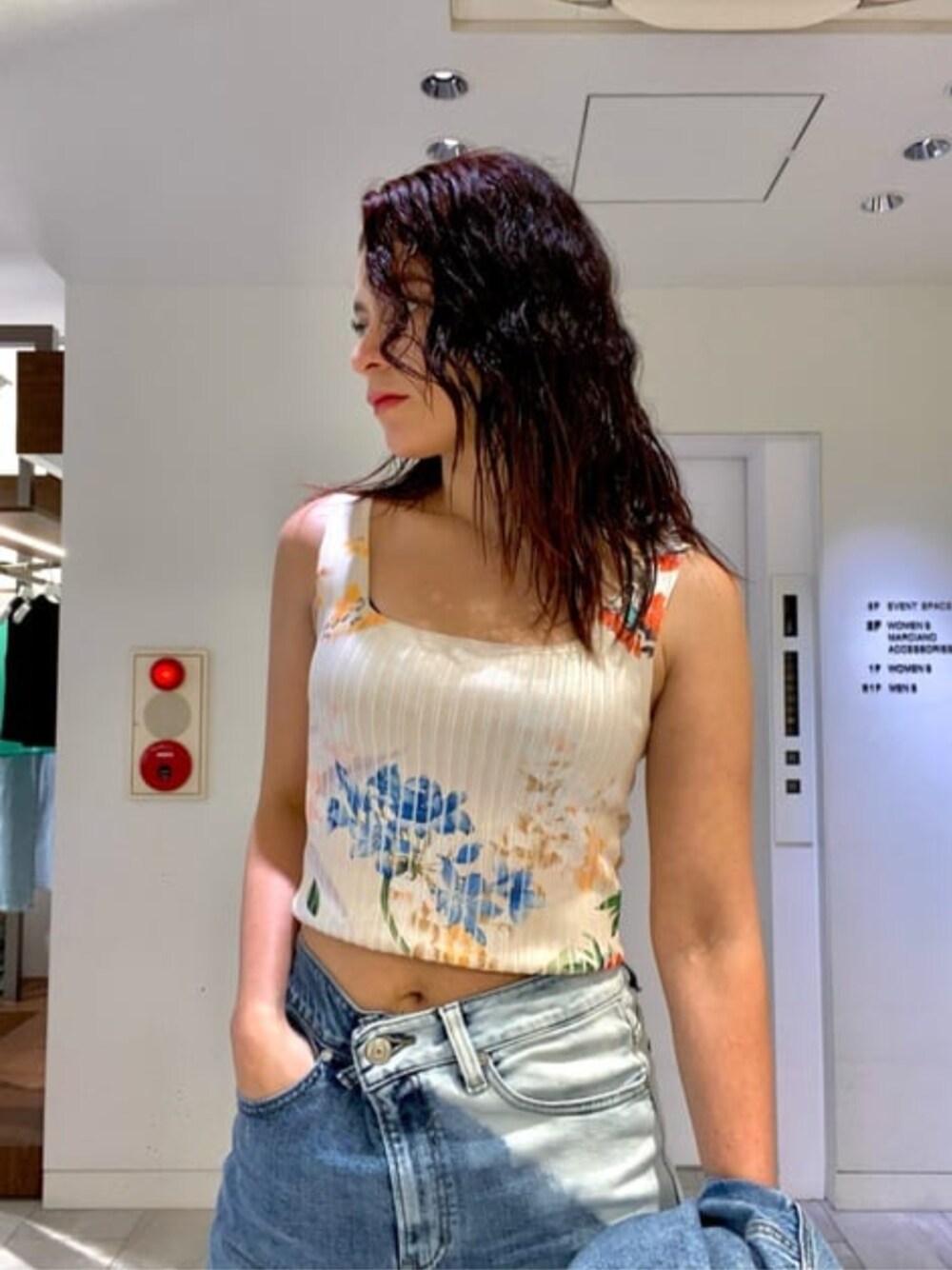 「デニム、セットアップ、ショート丈トップス、ノースリーブ、高身長コーデ、ハイウエスト、夏服、夏コーデ、guess」｜「GuessのDischarge Painting Denim Jacket（デニムジャケット、ブルー系）」を使った、GUESS JAPANさん（レディース・170cm）の夏コーディネートの1枚目の写真