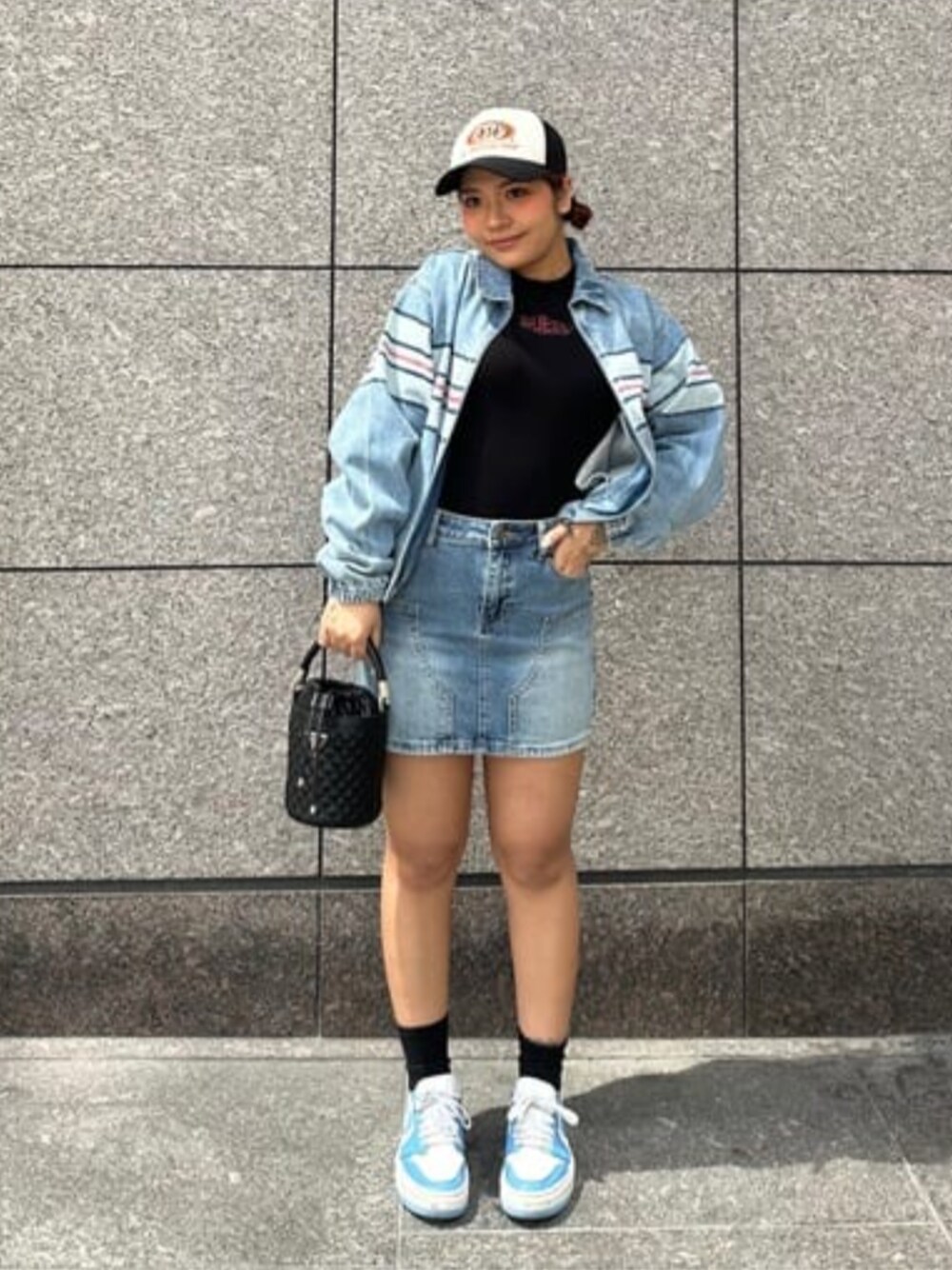 「guess、デニムコーデ、デニムスカート、デニムジャケット、２ＷＡＹ、キルティングバッグ」｜「GuessのGUESS Originals Logo Top Tシャツ レディース（Tシャツ/カットソー、ブラック系）」を使った、GUESS JAPANさん（レディース・155cm）の春コーディネートの1枚目の写真