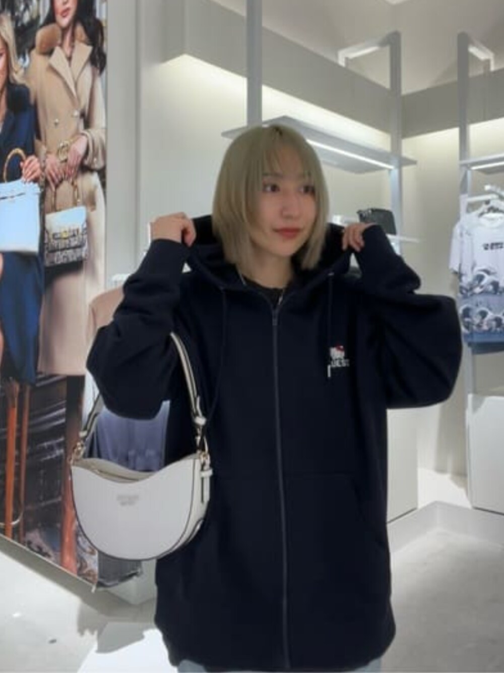 「guess、GUESS、コラボアイテム、コラボ、ハローキティ、ハローキティコラボ、HELLO KITTY」｜「GuessのSARITA Top Zip Shoulder Bag ショルダーバッグ（ショルダーバッグ、ホワイト系）」を使った、GUESS JAPANさん（レディース・162cm）の冬コーディネートの1枚目の写真
