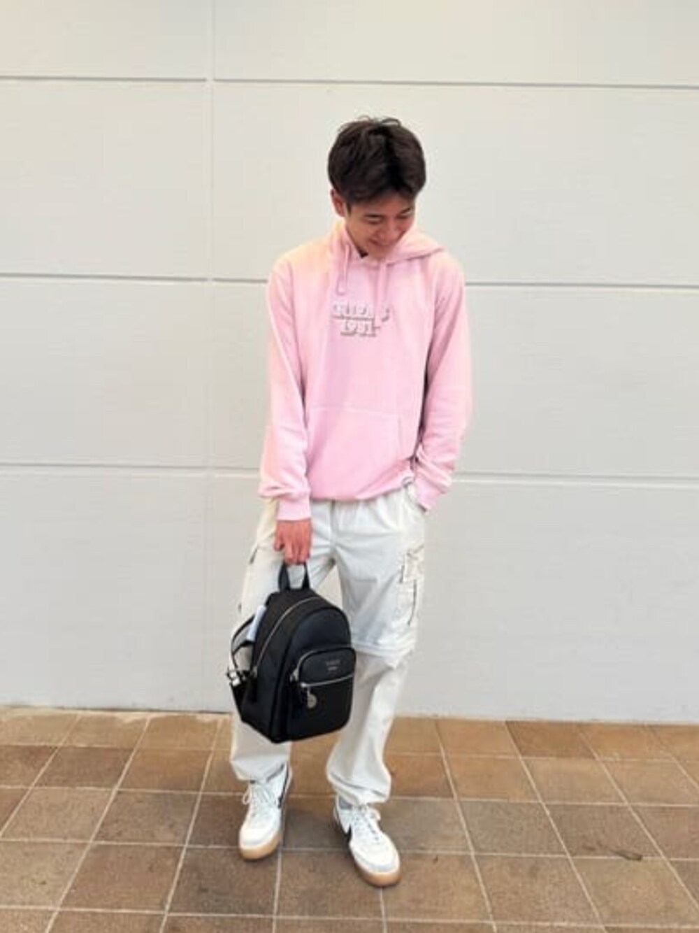 「guess、GUESS、ロゴ、ロゴパーカー、秋コーデ、秋冬コーデ」｜「GuessのGuess1981 Embro Hoodie Sweatshirt パーカー（パーカー、ピンク系）」を使った、GUESS JAPANさん（メンズ・174cm）の冬コーディネートの1枚目の写真