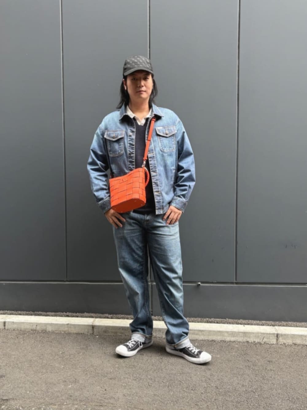 ブルー系のポロシャツ、ブルー系のデニムパンツ、ブルー系のデニムジャケットを着用したメンズの秋コーディネートの1枚目の写真