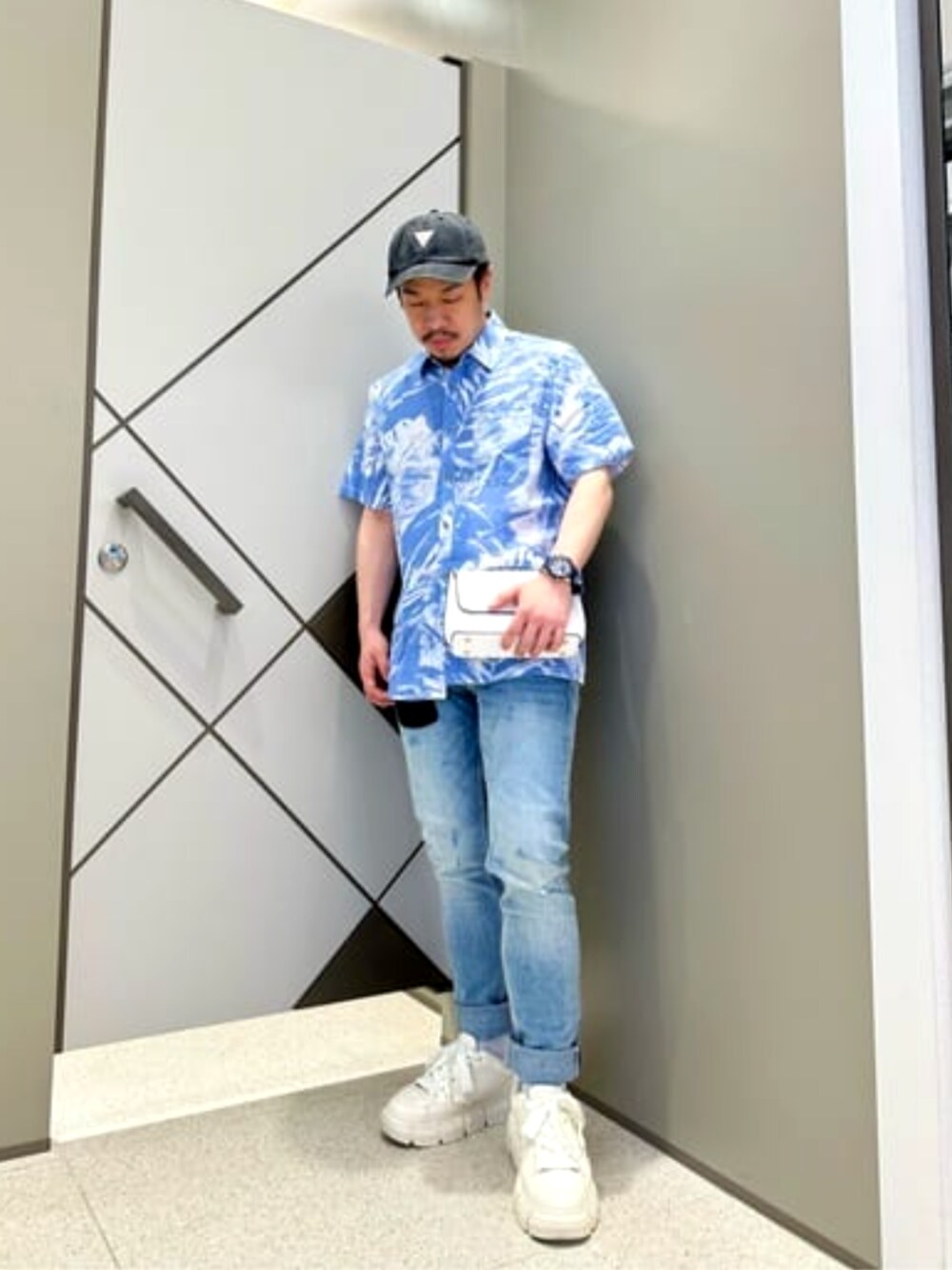「GUESS、夏コーデ、メンズファッション、ボタニカル柄、カジュアル」｜「GuessのMERIDIAN Flap Shoulder Bag（ショルダーバッグ、ホワイト系）」を使った、GUESS JAPANさん（メンズ・167cm）の春コーディネートの1枚目の写真