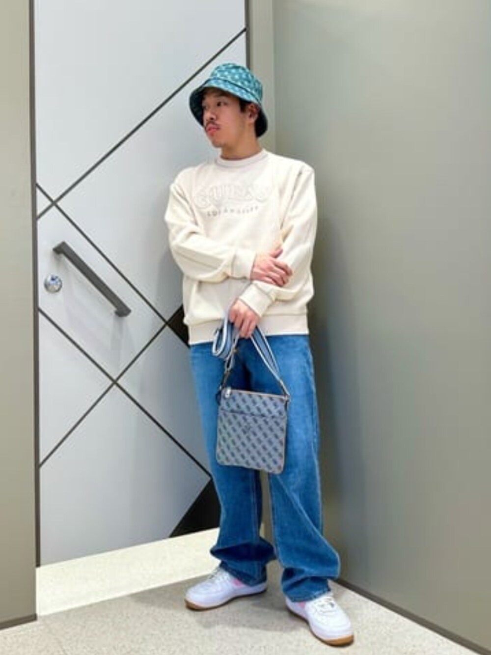 「guess、春コーデ、デニム」｜「GuessのStrave Rain Hat（ハット、ブルー系）」を使った、GUESS JAPANさん（メンズ・167cm）の春コーディネートの1枚目の写真