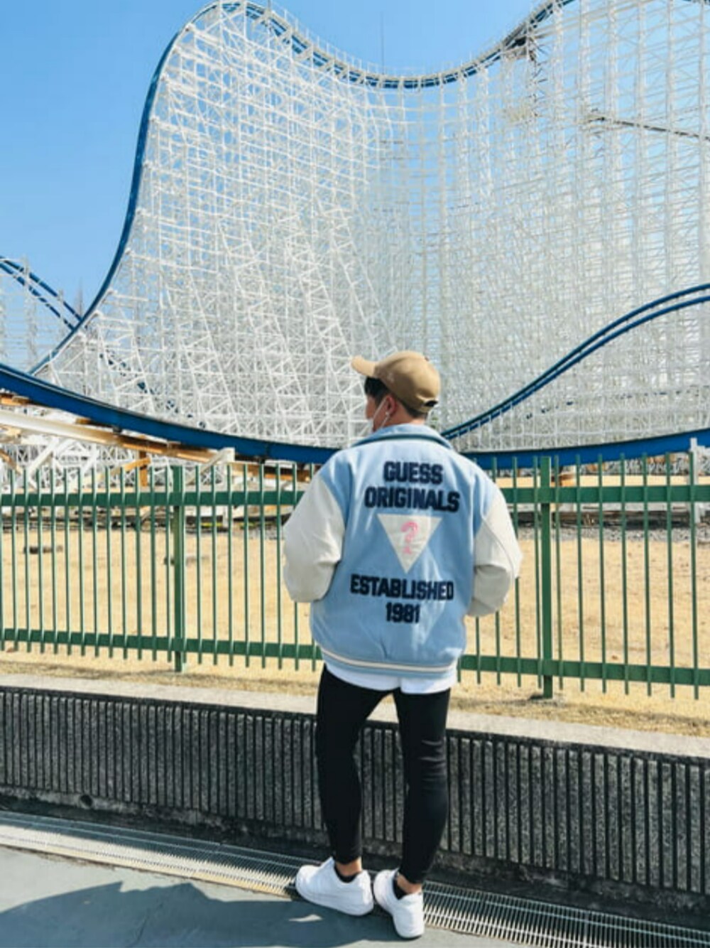 「GUESS Originals、ヘリテージ、シンプルコーデ、スタイルアップコーデ、スキニーデニム、バックスタイル、guess」｜「GuessのMARILYN 3-Zip Skinny Black Denim Pantｓ（デニムパンツ、ブラック系）」を使った、GUESS JAPANさん（メンズ・163cm）の夏コーディネートの1枚目の写真