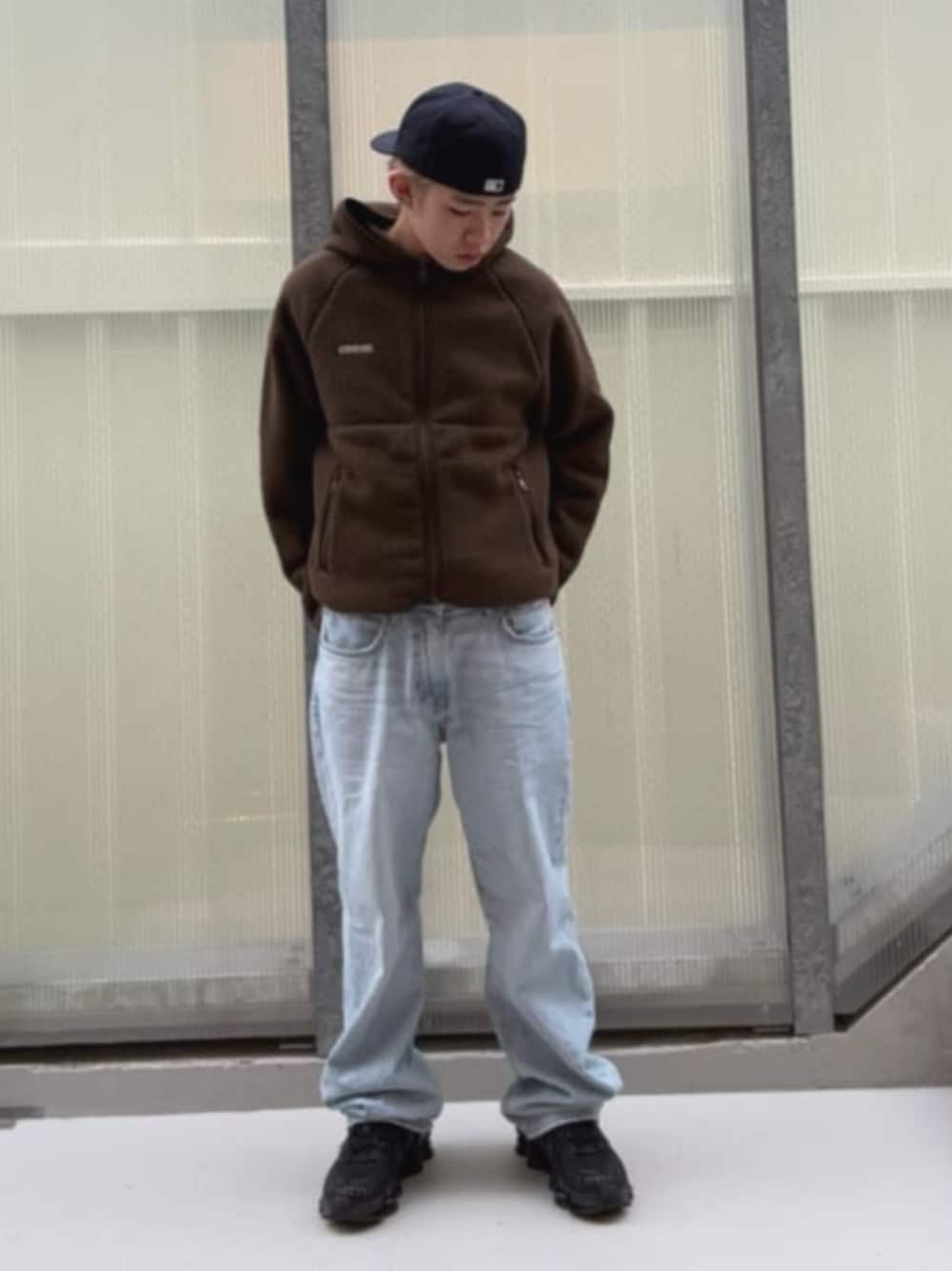 ブルー系のデニムパンツ、ブラウン系のその他アウター、その他のボクサーパンツを着用したメンズの冬コーディネートの1枚目の写真