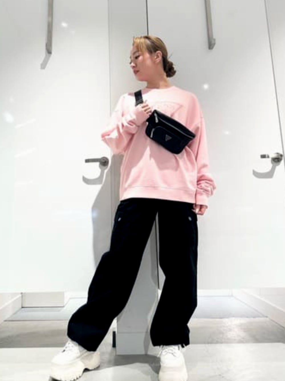 「guess、カジュアル、春コーデ」｜「GuessのGUESS Originals Utility Cargo Pants（カーゴパンツ、ブラック系）」を使った、GUESS JAPANさん（レディース・161cm）の春コーディネートの1枚目の写真