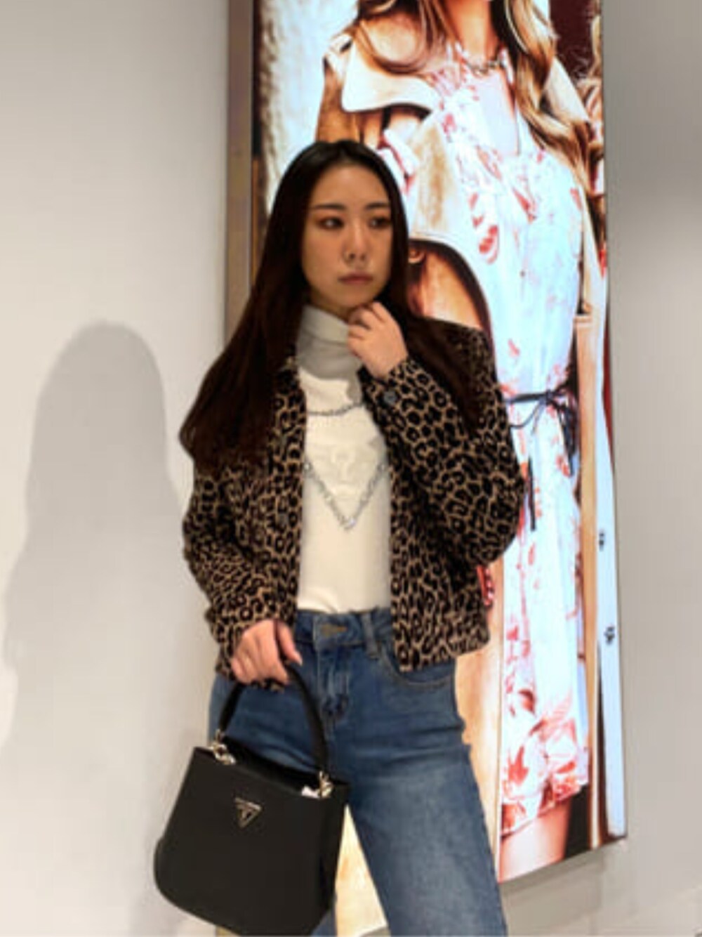 「レオパード、ハイネック、ロゴT、デニム、秋冬コーデ、guess」｜「GuessのGUESS Originals Kit Bootcut Pants（デニムパンツ、ブルー系）」を使った、GUESS JAPANさん（レディース・160cm）の秋コーディネートの1枚目の写真