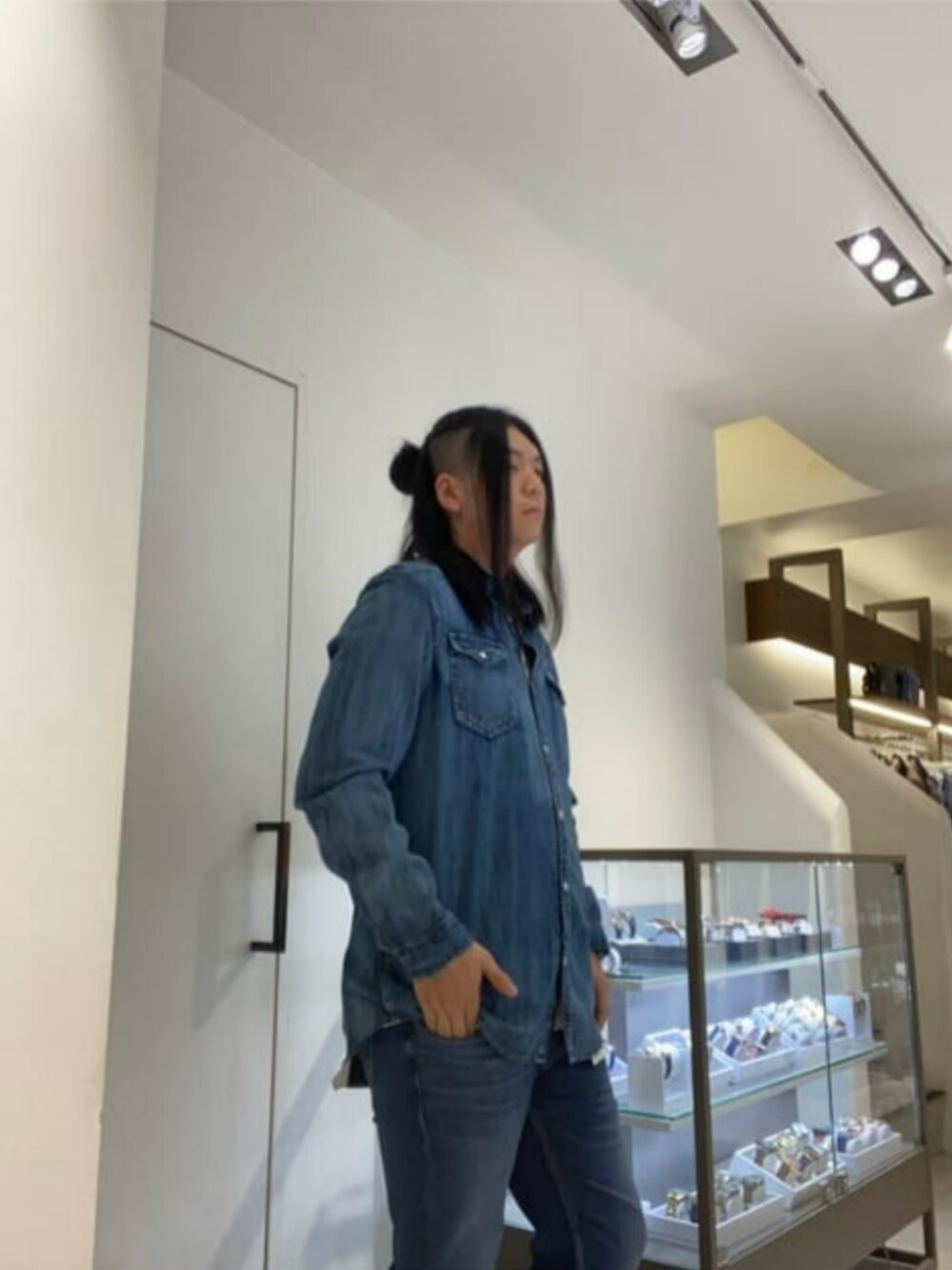 「アメカジスタイル、デニムシャツ、タイトシルエット、guess」｜「GuessのTruckee Long-Sleeve Denim Shirt（シャツ/ブラウス、ブルー系）」を使った、GUESS JAPANさん（メンズ・178cm）の秋コーディネートの1枚目の写真
