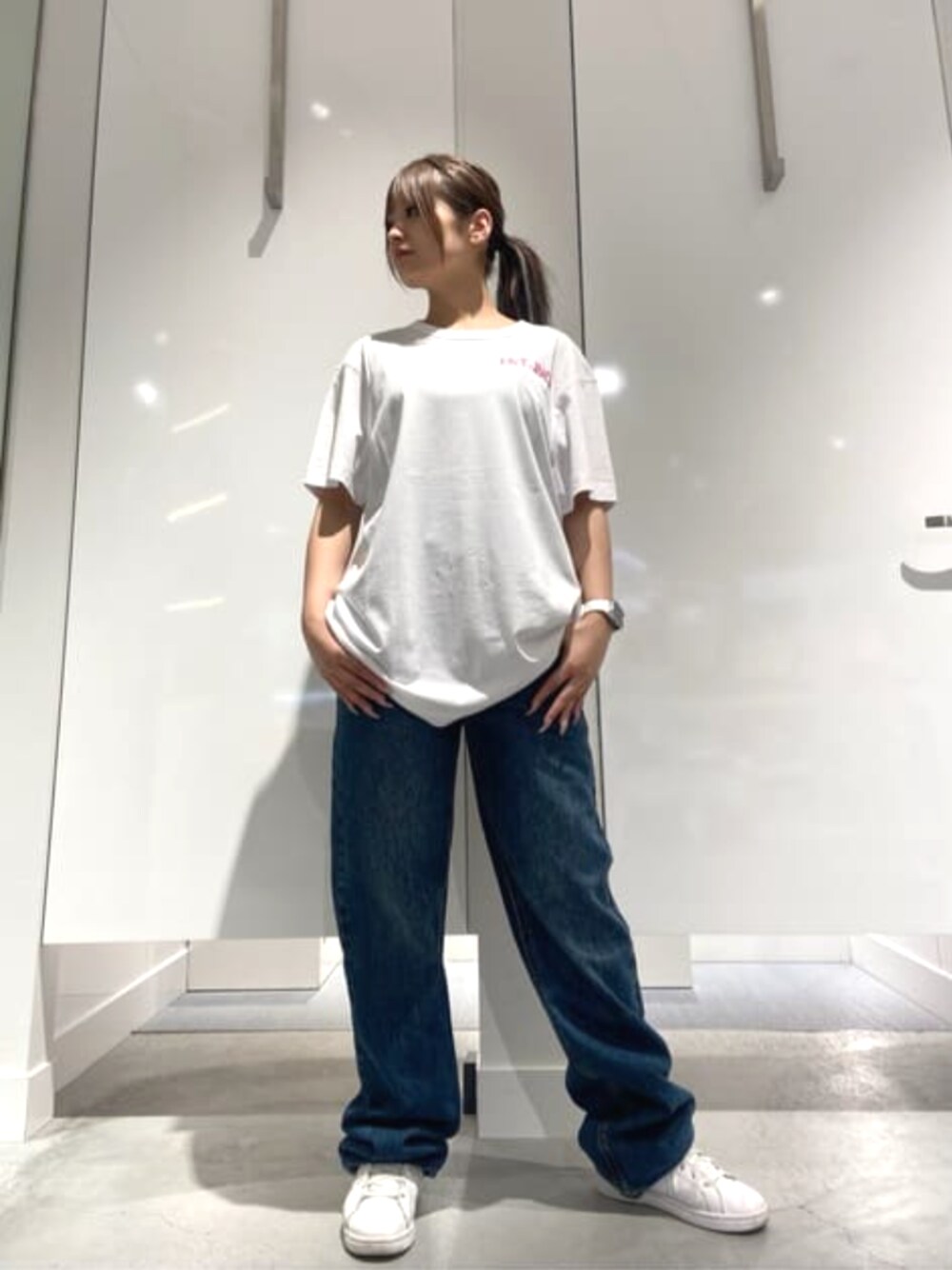 ブルー系のデニムパンツ、ホワイト系のTシャツ/カットソーを着用したレディースの夏コーディネートの1枚目の写真