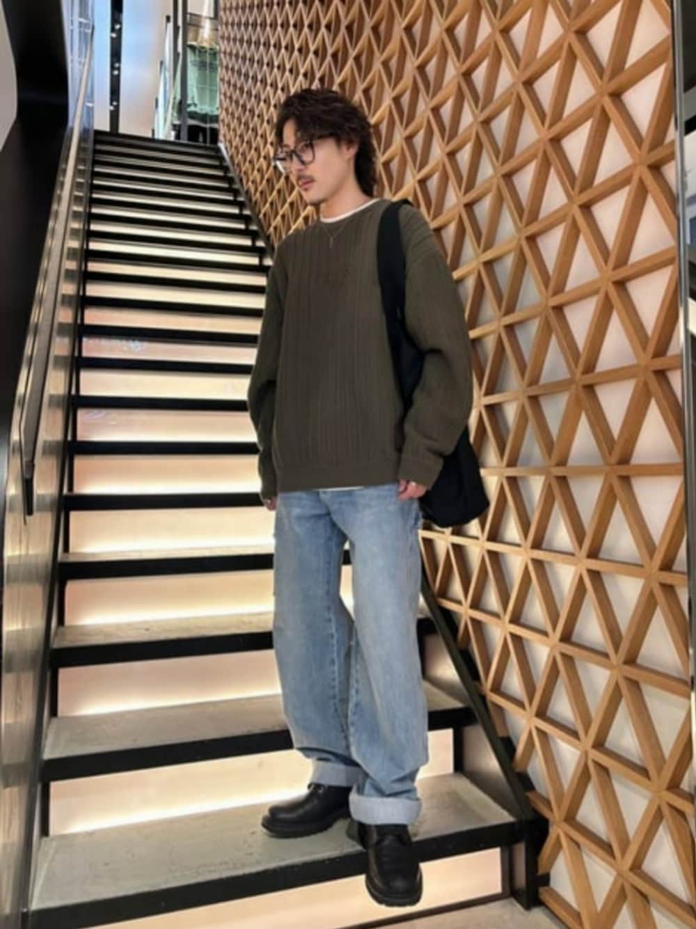 「シンプルコーデ、ビッグシルエット、オススメ、guess」｜「GuessのGUESS Originals Double Collar Sweater（ニット/セーター、グリーン系）」を使った、GUESS JAPANさん（メンズ・165cm）の秋コーディネートの1枚目の写真
