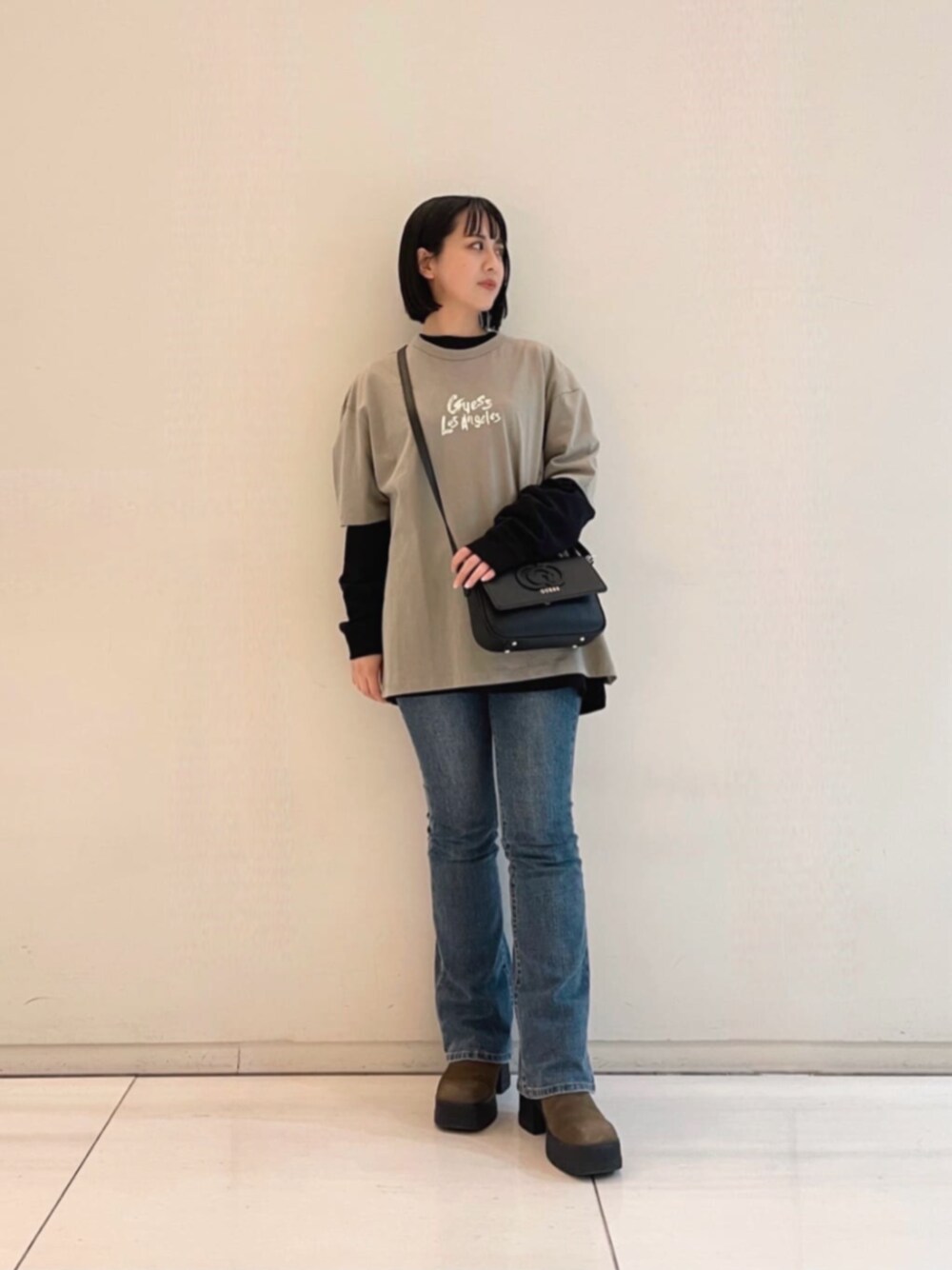 ブルー系のデニムパンツ、グリーン系のTシャツ/カットソー、ブラック系のTシャツ/カットソーを着用したレディースの冬コーディネートの1枚目の写真