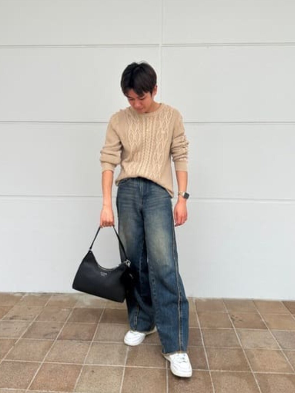 「guess、GUESS、ケーブルニット、秋コーデ、秋冬コーデ、カジュアル、カジュアルコーデ」｜「GuessのGUESS Originals Raw Edge Wide Leg デニムパンツ ジーンズ レディース（デニムパンツ、ブルー系）」を使った、GUESS JAPANさん（メンズ・174cm）の冬コーディネートの1枚目の写真