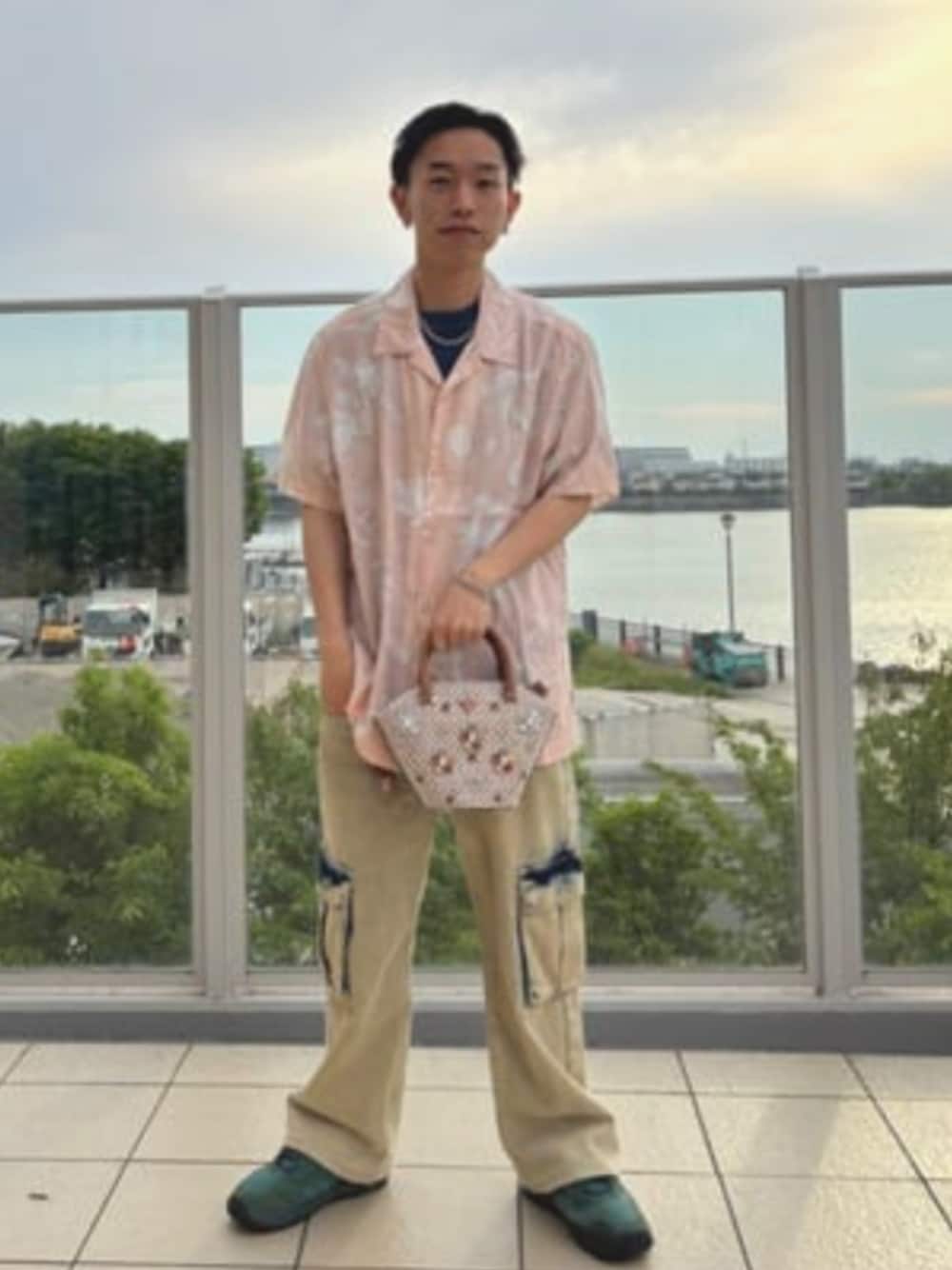 「GUESS、guess、メンズファッション、カジュアル、夏、夏コーデ、おでかけコーデ、トートバッグ、ショルダーバッグ、2WAYﾊﾞｯｸﾞ」｜「GuessのBEAUVOIR Mini Tote トートバッグ（ショルダーバッグ、ブラウン系）」を使った、GUESS JAPANさん（メンズ・158cm）の夏コーディネートの1枚目の写真