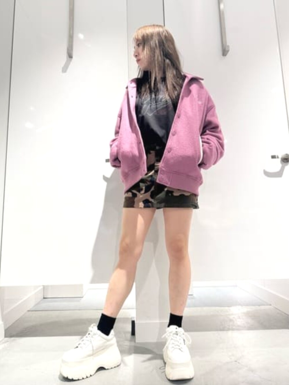 その他のスカート、ピンク系のスタジャン、グレー系のTシャツ/カットソーを着用したレディースの春コーディネートの1枚目の写真