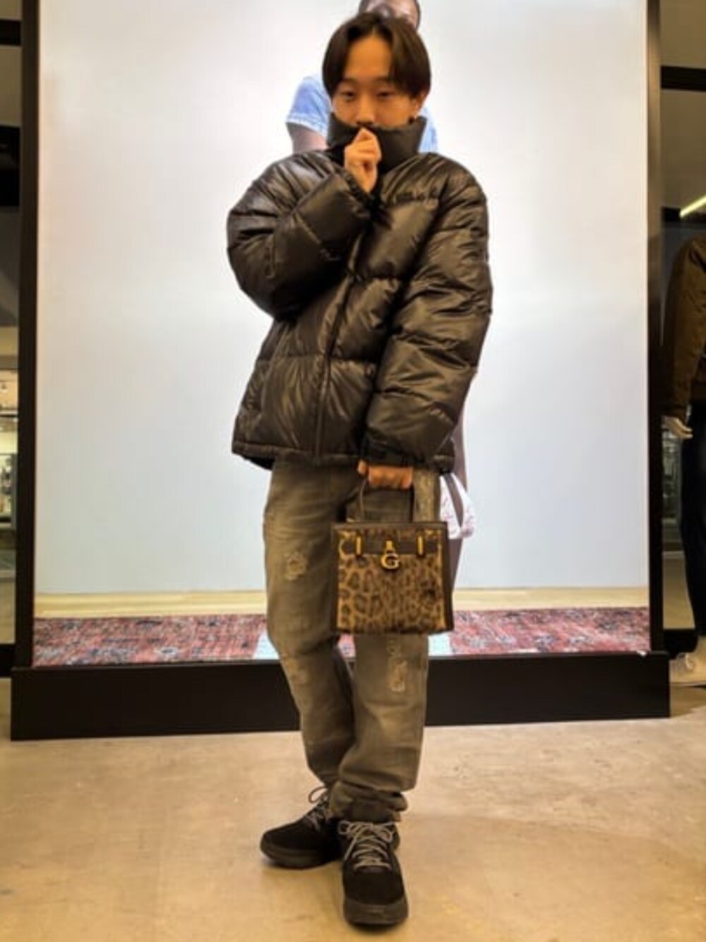 グリーン系のダウンジャケット/コート、グレー系のデニムパンツ、その他のトートバッグを着用したメンズの冬コーディネートの1枚目の写真