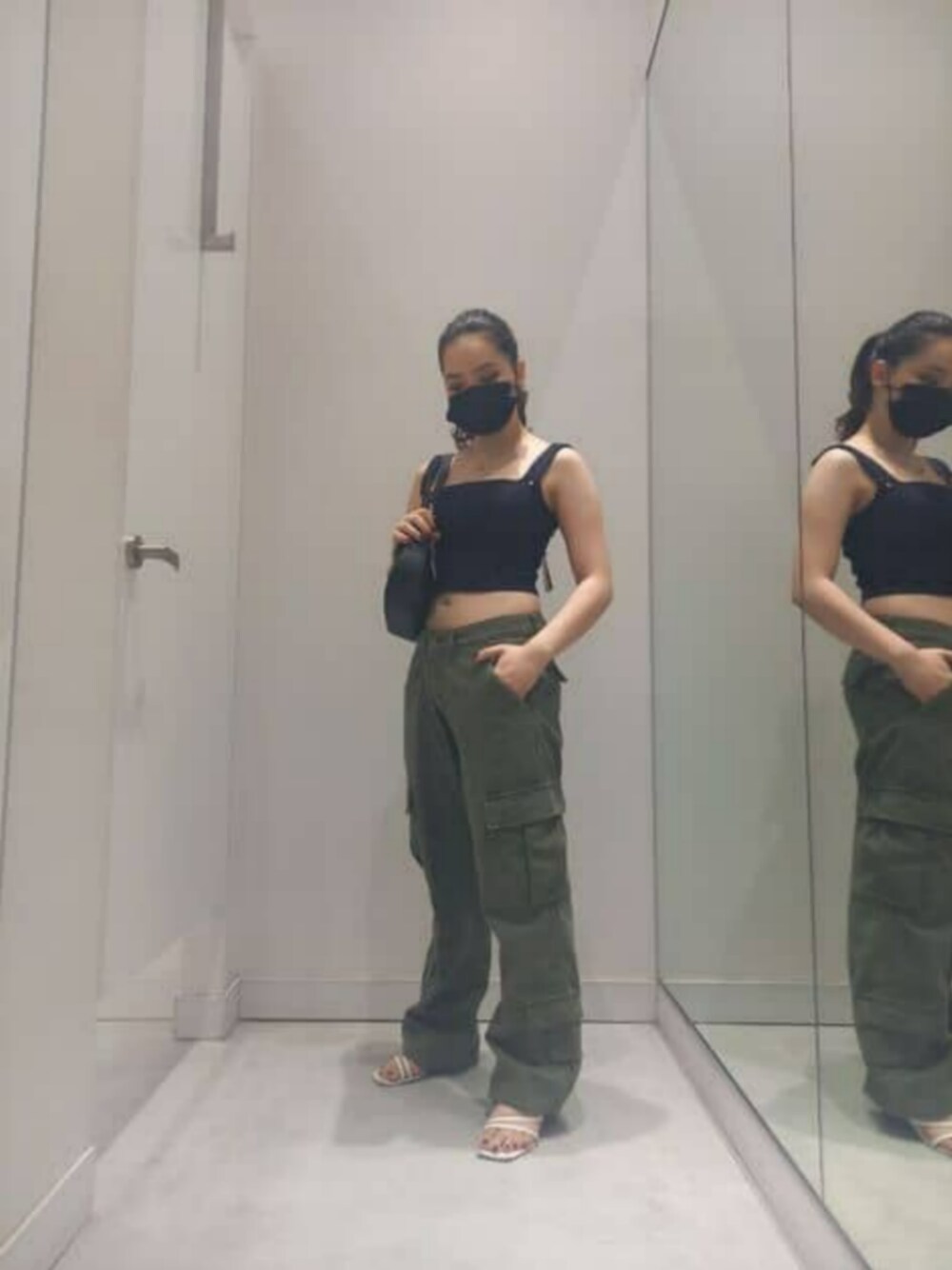 「メンズライクコーデ、カーゴパンツ、チャーム付き、guess」｜「GuessのGUESS Originals Cargo Pants（カーゴパンツ、グリーン系）」を使った、GUESS JAPANさん（レディース・154cm）の秋コーディネートの1枚目の写真