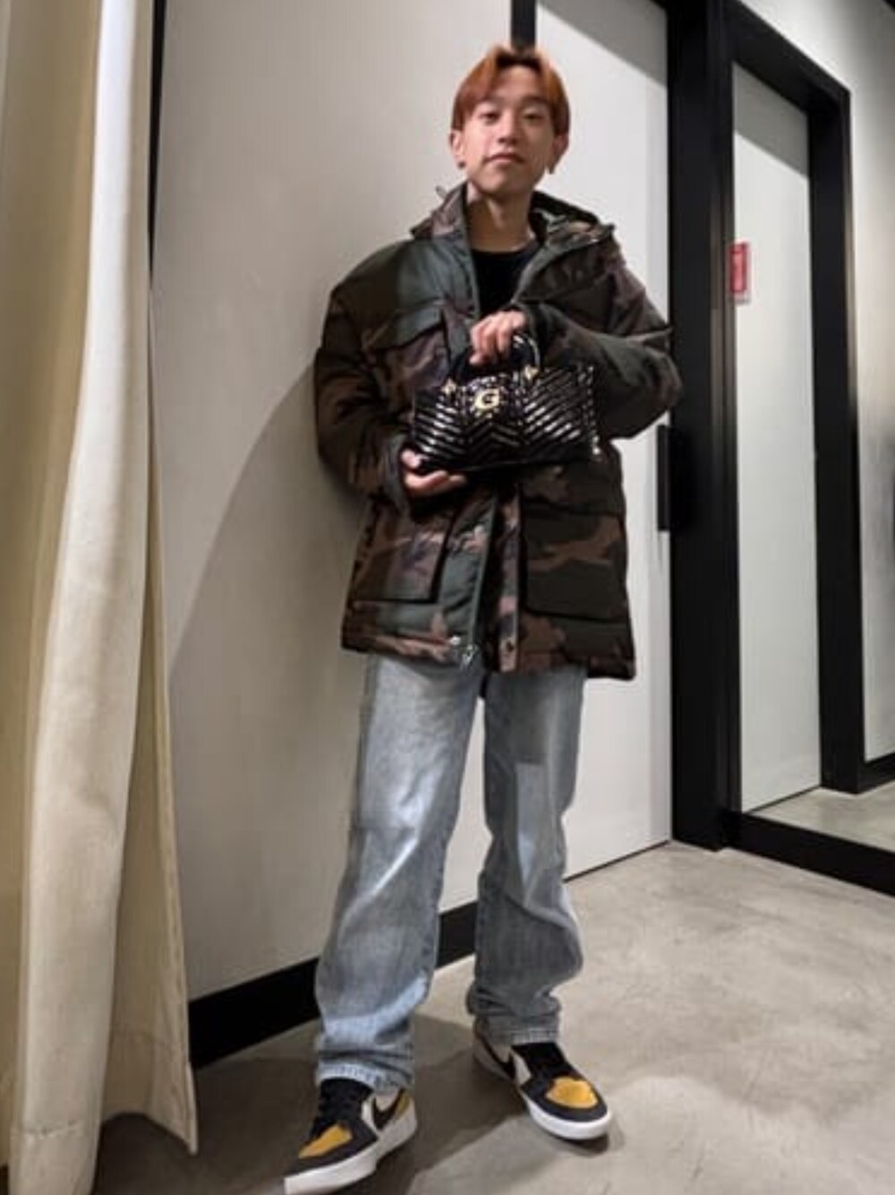 「guess、GUESS、冬コーデ、冬アウター、カジュアル、カジュアルコーデ、カモフラ、カモフラ柄」｜「GuessのLOVIDE Mini Satchel（ハンドバッグ、ブラック系）」を使った、GUESS JAPANさん（メンズ・158cm）の冬コーディネートの1枚目の写真
