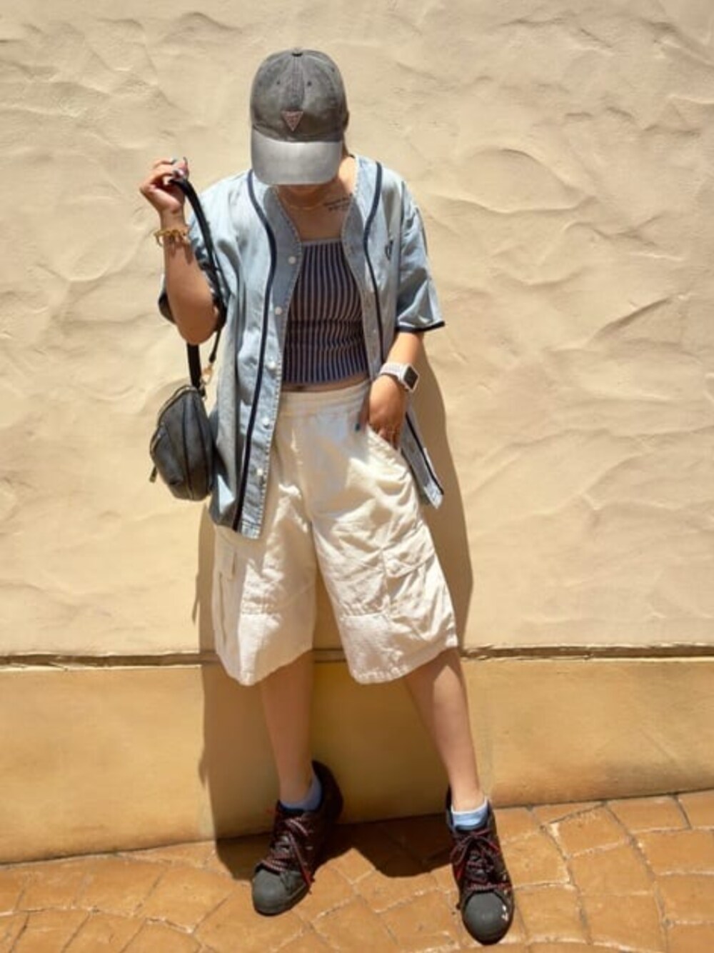「休日スタイル、テーマパークコーデ、ショートパンツ、きれいめカジュアル、夏コーデ、ラクチンコーデ、GUESS、オトナ女子、大人女子、スポーツミックス、カジュアル、メンズライク」｜「GuessのGUESS Originals Washed Triangle Dad Hat 帽子 キャップ（キャップ、ブラック系）」を使った、GUESS JAPANさん（レディース・152cm）の夏コーディネートの1枚目の写真