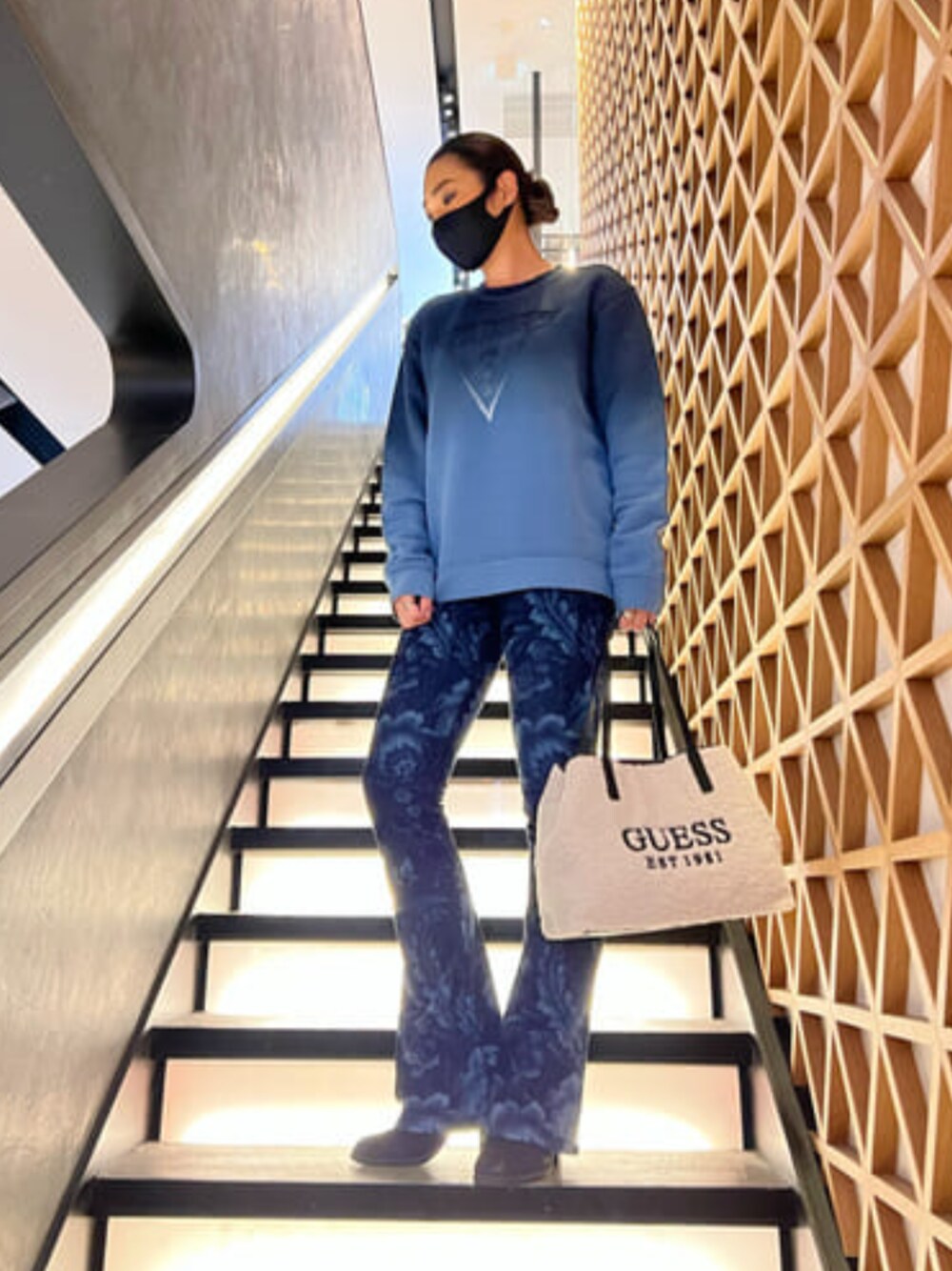 「クリスマスに着たい服、フレアデニム、スウェット、トレーナー、オーバーサイズ、メンズライク、ボア、guess」｜「GuessのVIKKY Tote（トートバッグ、ベージュ系）」を使った、GUESS JAPANさん（レディース・175cm）の冬コーディネートの1枚目の写真