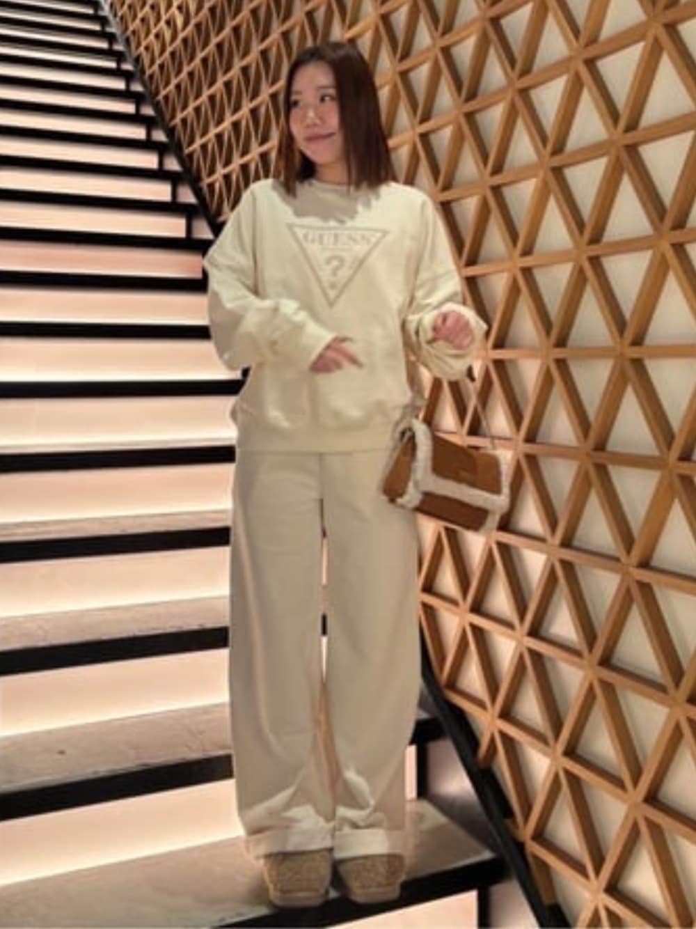 「guess、GUESS、GUESS Originals、スウェット、スウェットパンツ、スウェットコーデ、スウェットセットアップ、セットアップ、セットアップスタイル、ホワイトコーデ、ホワイト、ホワイトパンツ」｜「GuessのDAVIKA Flap Sholder Bag ショルダーバッグ レディース（ショルダーバッグ、ブラウン系）」を使った、GUESS JAPANさん（レディース・155cm）の冬コーディネートの1枚目の写真